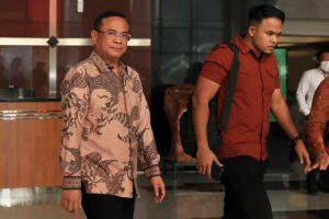 Bupati Pati Sudewo (kiri) berjalan usai menjalani pemeriksaan di Gedung Merah Putih KPK, Jakarta, Senin (22/9/2025).