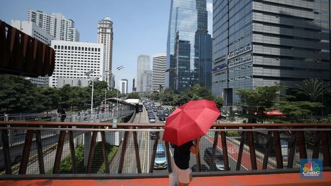 warga-menggunakan-payung-untuk-menghindari-paparan-sinar-matahari-di-kawasan-jakarta-senin-1742023-4_169