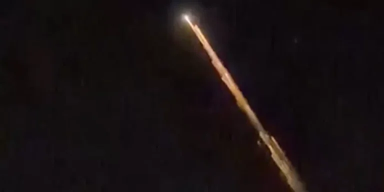 Benda-bercahaya-diduga-meteor-melintas-di-langit-Lampung-malam-hari-2197282033