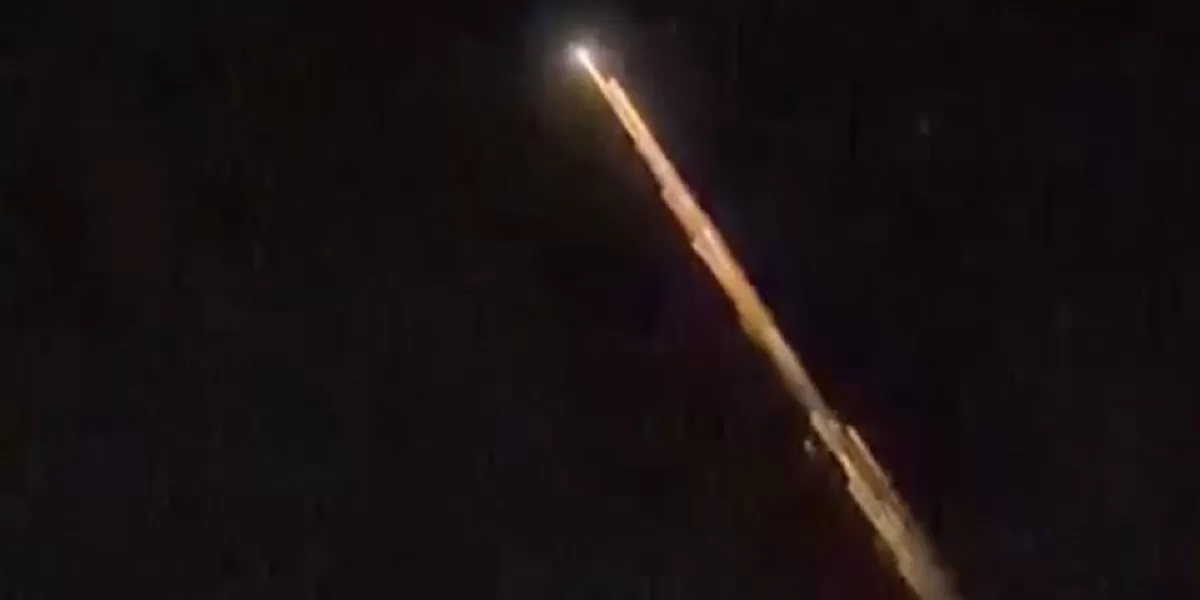 Benda-bercahaya-diduga-meteor-melintas-di-langit-Lampung-malam-hari-2197282033