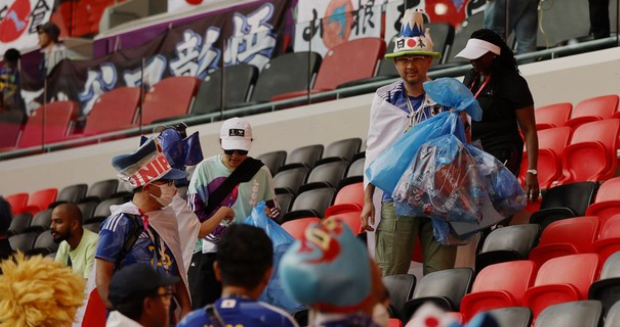 ( Aksi suporter Jepang yang kembali membersihkan area stadion setelah pertandingan melawan Belanda menjadi viral di media sosial )