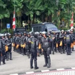 hadapi-demo-di-polda-metro-jaya-polisi-gelar-apel-lengkap-dengan-gas-air-mata-bzw