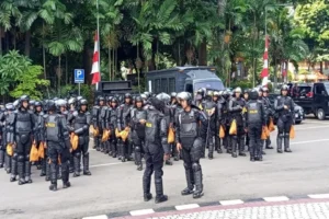 hadapi-demo-di-polda-metro-jaya-polisi-gelar-apel-lengkap-dengan-gas-air-mata-bzw