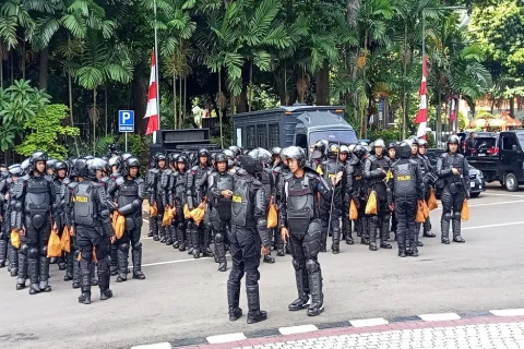 hadapi-demo-di-polda-metro-jaya-polisi-gelar-apel-lengkap-dengan-gas-air-mata-bzw